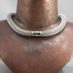 Collier ‘Milanetic’, 14 mm, grijze uitvoering met geel titanium