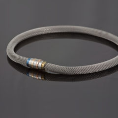 Collier ‘Milanetic’, 10 mm grijs, met blauw en geel titanium en geel- en roodgoud