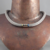 Collier ‘Milanetic’, 10 mm grijs, met blauw en geel titanium en geel- en roodgoud