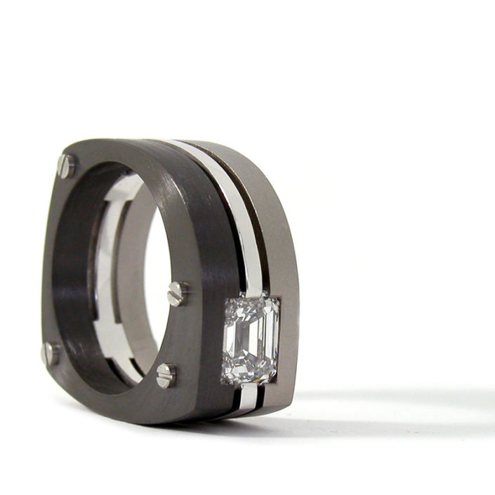 Ring 'Emerald Cut', zirconium, witgoud, titanium en bezet met een emeraldgeslepen diamant.