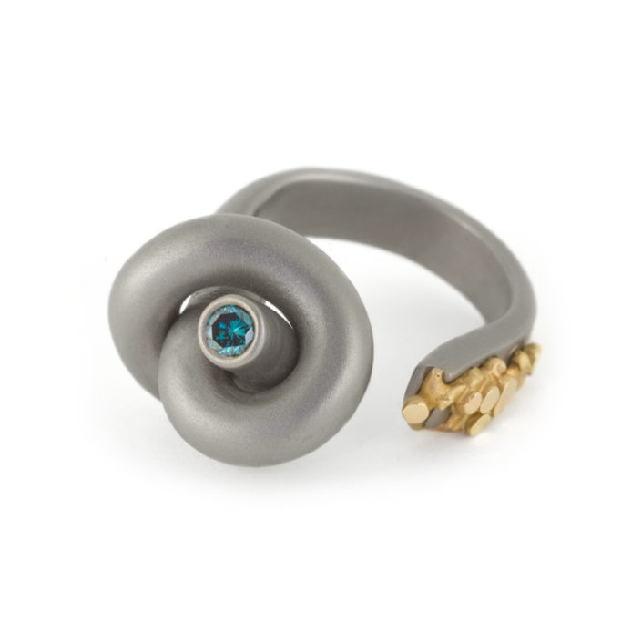 Ring 'Lava Knot' van Marc Lange, titanium, geelgoud en blauwe diamant