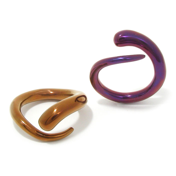 Titanium ringen 'Snakes' in diverse felle kleuren.