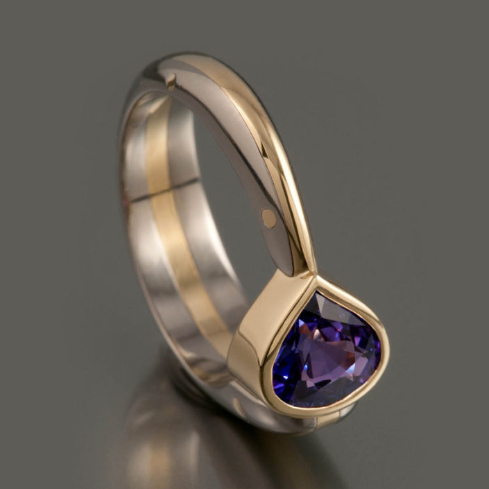 Ring 'Purple Rain', gepolijst titanium, 18 kt geelgoud en een peergeslepen saffier.